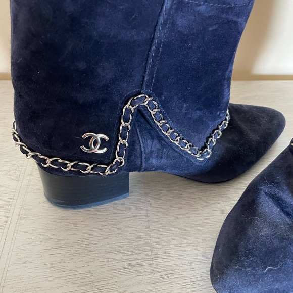 Suede CHANEL booties with chain detail - Picture 3 of 6